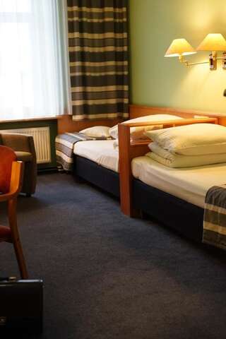 Отель Polonia Raciborz Рацибуж Стандартный двухместный номер с 2 отдельными кроватями-2