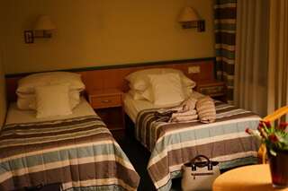 Отель Polonia Raciborz Рацибуж Большой двухместный номер с 1 кроватью или 2 отдельными кроватями-4